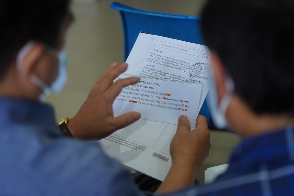 UBND quận đo thân nhiệt, phát khẩu trang cho từng người dân - 10 UBND quận đo thân nhiệt, phát khẩu trang cho từng người dân - 10