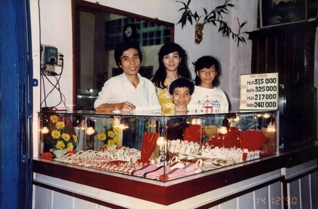 Cậu bé trong bức ảnh tiệm vàng TPHCM năm 1988 tiết lộ thông tin bất ngờ - 1 Cậu bé trong bức ảnh tiệm vàng TPHCM năm 1988 tiết lộ thông tin bất ngờ - 1