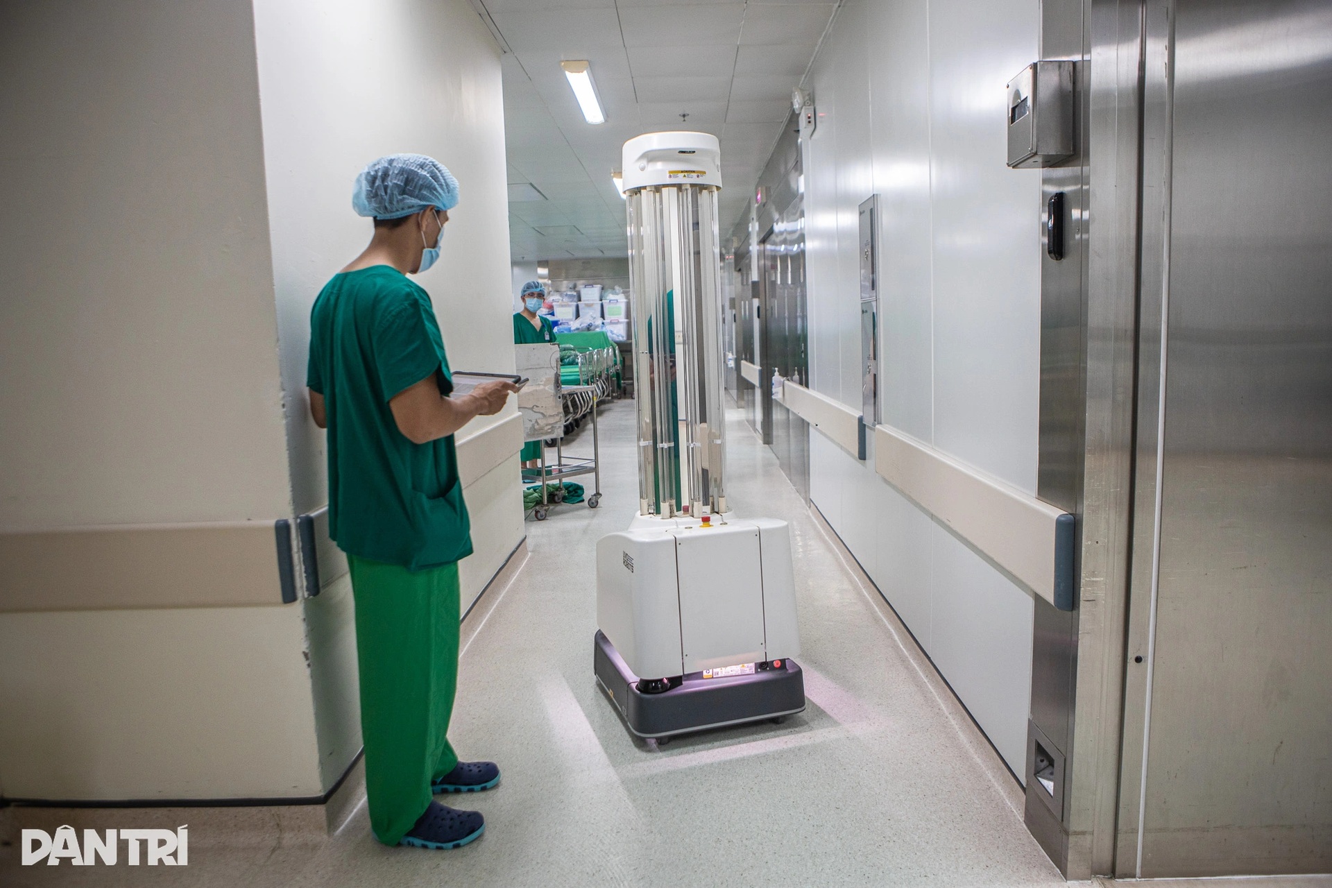 Cận cảnh robot tiền tỷ dùng UV diệt khuẩn phòng mổ đầu tiên ở Chợ Rẫy - 2