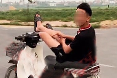 Triệu tập nam sinh "biểu diễn" lái xe máy bằng chân