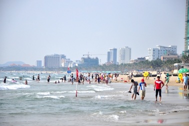 Du khách “lên rừng xuống biển” đi chơi lễ