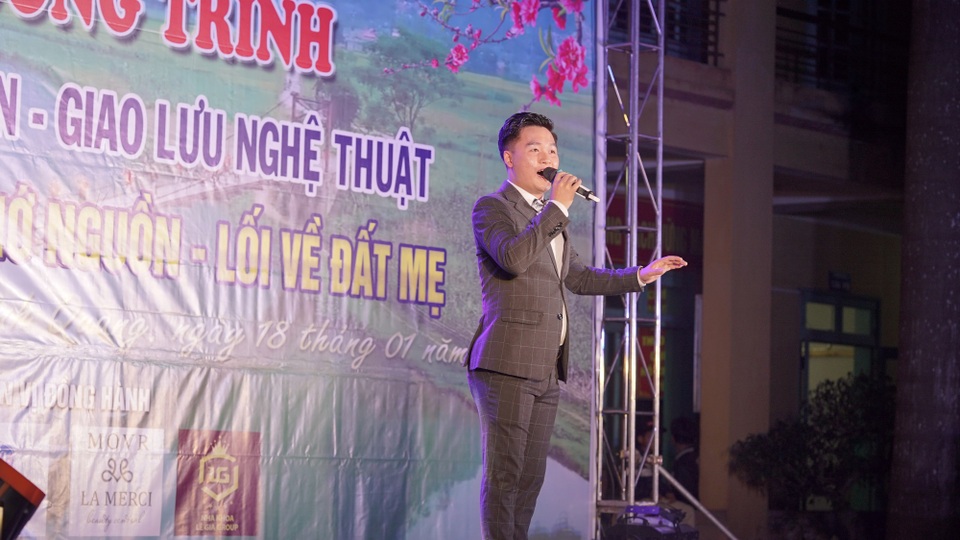 NSƯT Quang Tèo và dàn nghệ sĩ chung tay mang Tết đến vùng cao - 12 NSƯT Quang Tèo và dàn nghệ sĩ chung tay mang Tết đến vùng cao - 12