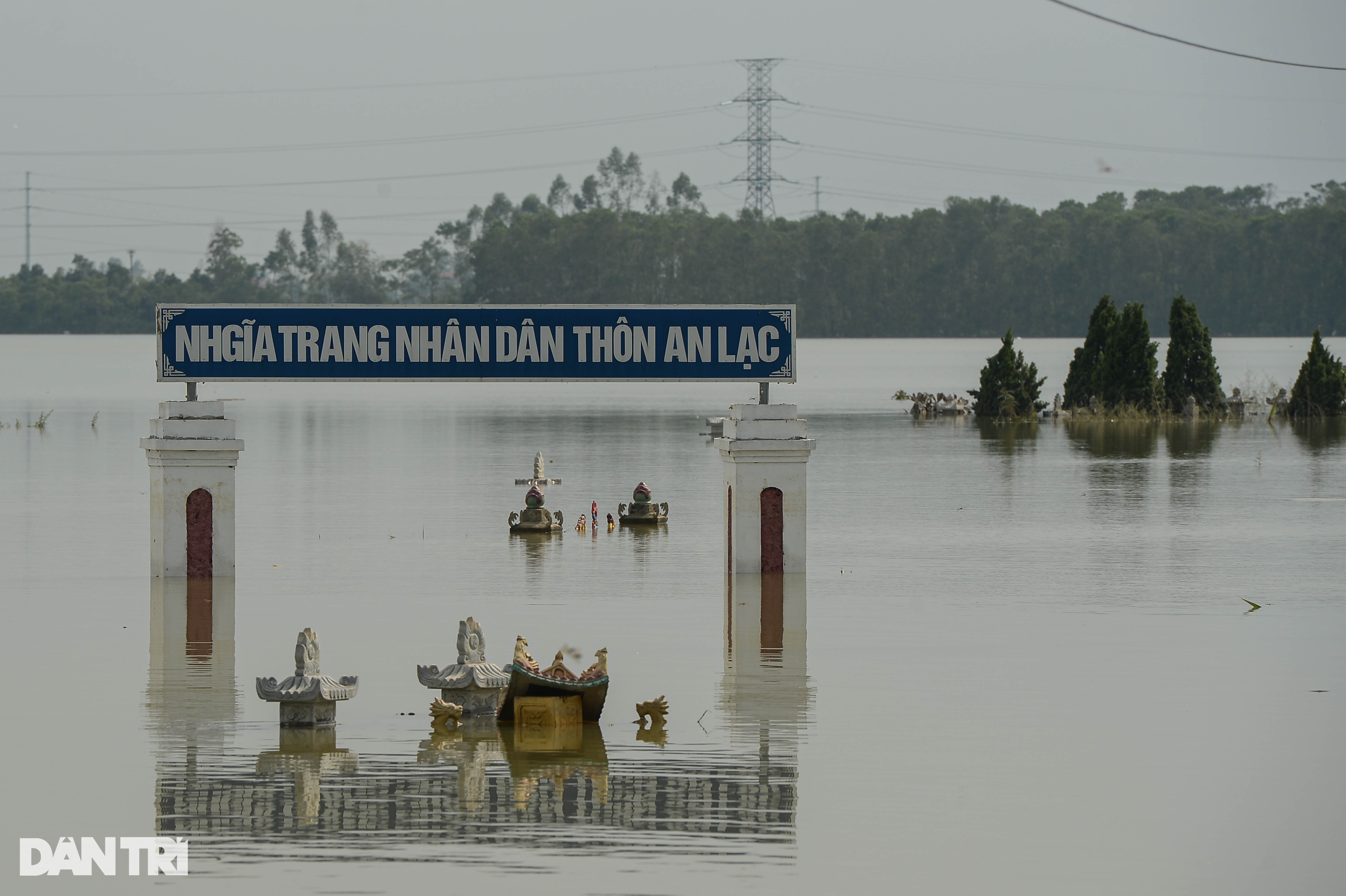 View - Hà Nội: Nước lũ dâng cao hơn 5m, người dân "sơ tán" đàn lợn lên tầng 3 | Báo Dân trí