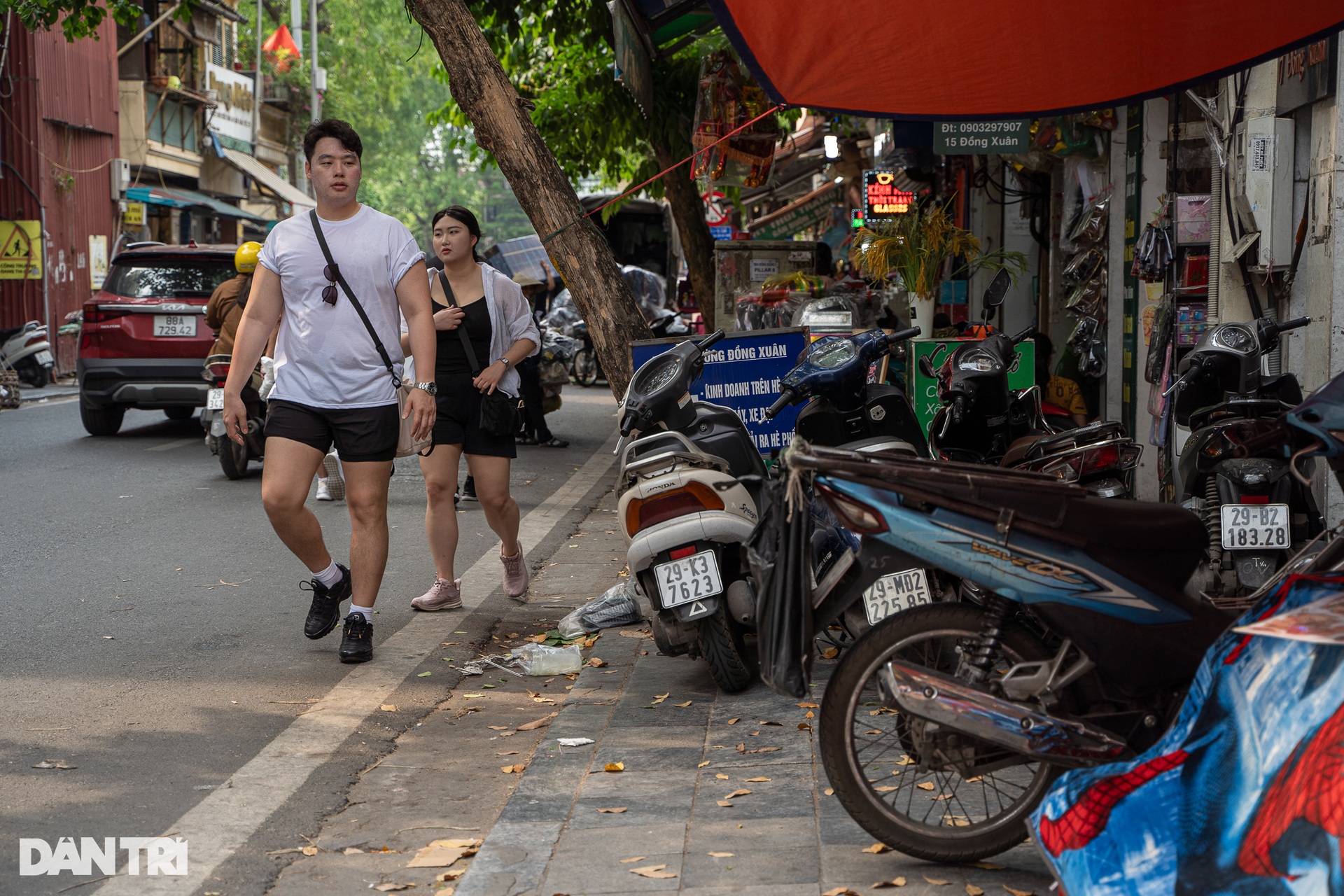 Hà Nội: Tái diễn cảnh chiếm dụng vỉa hè, đẩy người đi bộ xuống lòng đường - 8 Hà Nội: Tái diễn cảnh chiếm dụng vỉa hè, đẩy người đi bộ xuống lòng đường - 8