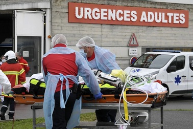 Pháp lần đầu vượt 100.000 ca Covid-19 mới, Mỹ hủy gần 1.000 chuyến bay