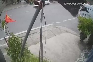 Cô gái chạy xe máy đâm mạnh vào xe container đang chuyển hướng