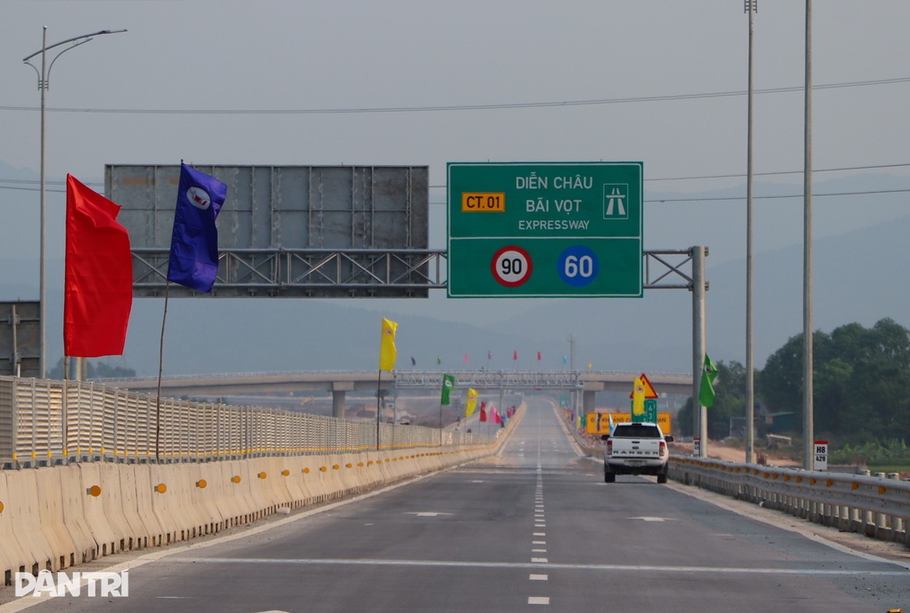 Thông xe cao tốc Diễn Châu - Bãi Vọt, từ Hà Nội vào Vinh còn hơn 3 tiếng - 3 Thông xe cao tốc Diễn Châu - Bãi Vọt, từ Hà Nội vào Vinh còn hơn 3 tiếng - 3