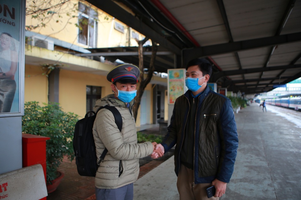 Hâm nóng toa tàu, phát tặng khẩu trang để phòng tránh virus corona - 11 Hâm nóng toa tàu, phát tặng khẩu trang để phòng tránh virus corona - 11
