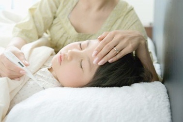 Bé sốt xuất huyết mà ngày nào cũng bị lấy máu xét nghiệm...