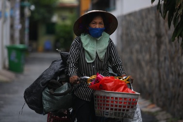 Bị con đuổi khỏi nhà, cụ bà nuôi được cháu nhờ có lương hưu