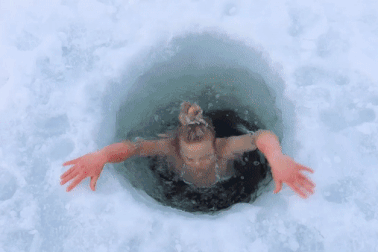 Cô gái tắm ở hố băng ngoài trời trong thời tiết lạnh âm 20 độ C mỗi ngày