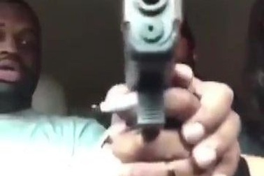 Bị bắn trúng đầu trong khi livestream facebook vì bạn chơi súng đã lên đạn