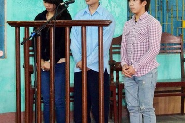 Nhờ bạn gái dùng chân che biển số xe để... cướp