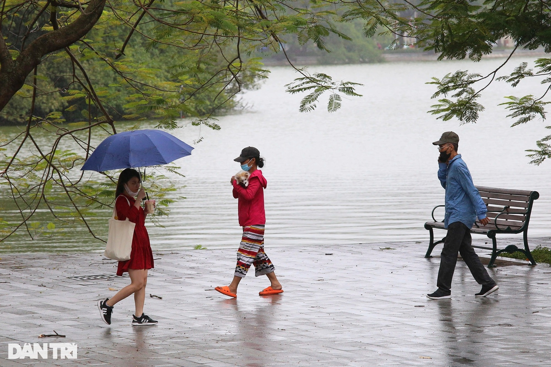 Người Hà Nội co ro trong đợt không khí lạnh tăng cường - 13 Người Hà Nội co ro trong đợt không khí lạnh tăng cường - 13