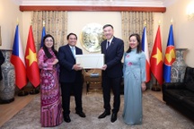 Thủ tướng và Phu nhân gặp gỡ cộng đồng người Việt Nam tại Cộng hòa Séc