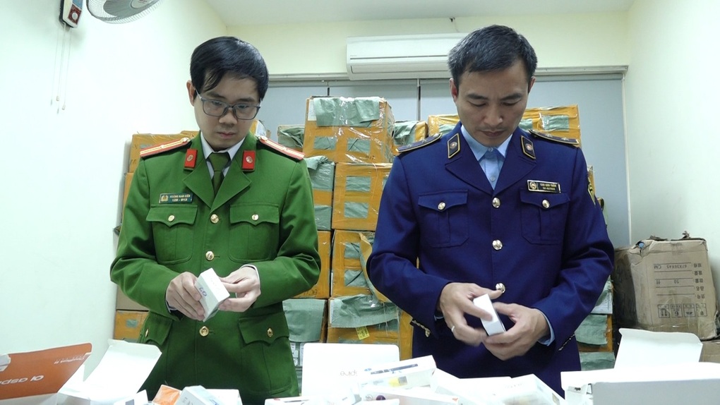 Hà Nội: Xe tải vận chuyển lô thuốc lá điện tử gần 4 tỷ đồng - 3