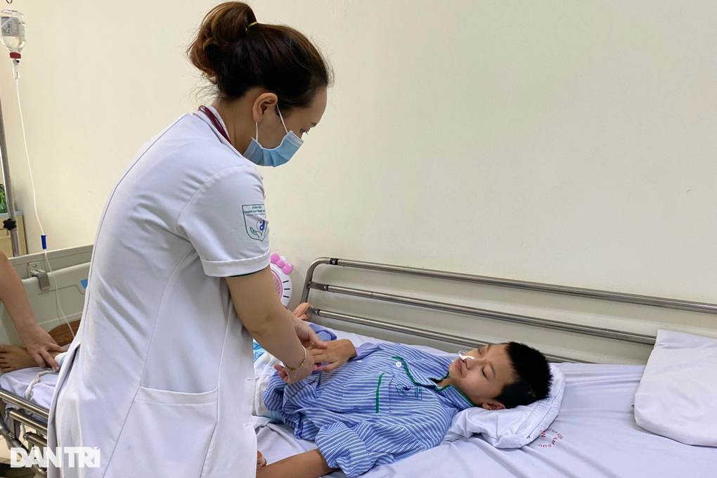 Bà nội xin đưa cháu mồ côi bố rời viện vì không có tiền - 3 Bà nội xin đưa cháu mồ côi bố rời viện vì không có tiền - 3