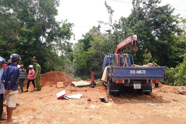 Đang cẩu gỗ, tài xế bị điện giật tử vong tại chỗ