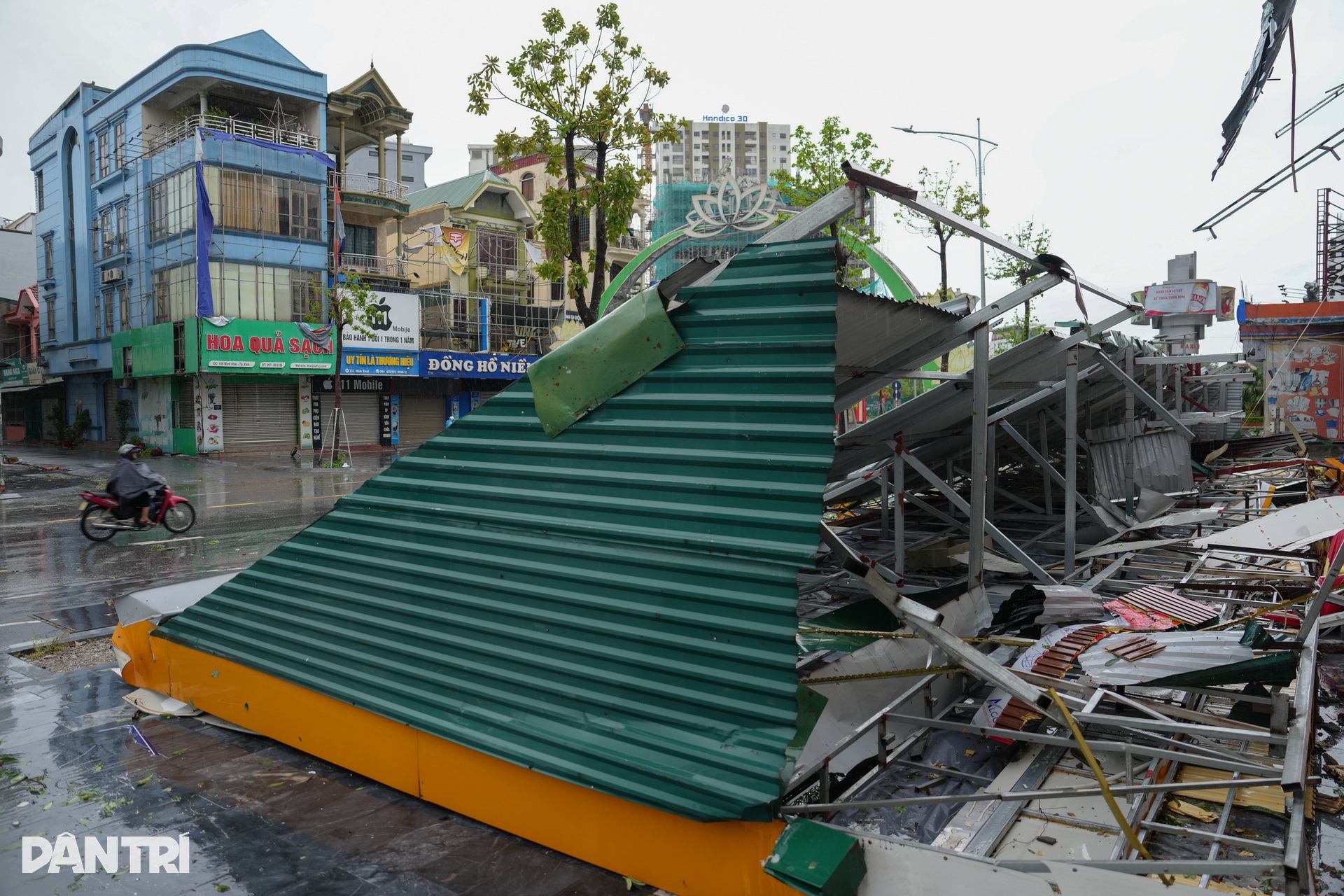 Nhà chờ xe buýt đổ sập, tôn bay và cây nằm la liệt khắp phố sau bão Kajiki - 1 Nhà chờ xe buýt đổ sập, tôn bay và cây nằm la liệt khắp phố sau bão Kajiki - 1