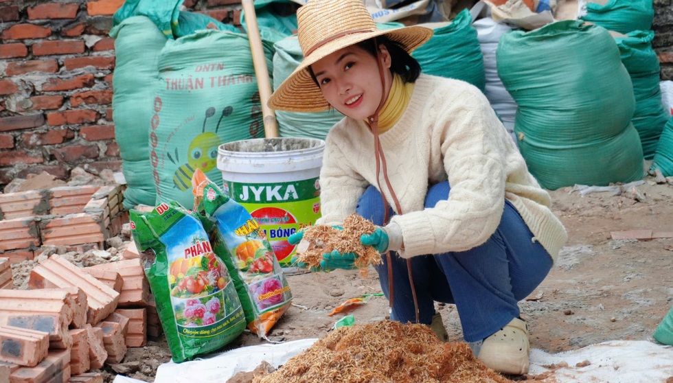 Bỏ lương cao ở Hà Nội, cô gái về quê chi gần tỷ đồng xây nhà, trồng hoa