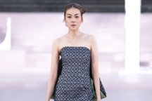 Thanh Hằng, Hoàng Thùy xúc động khi diễn thời trang tại Dinh Độc Lập