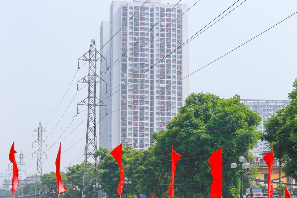Chung cư ở Hà Nội nhuộm đỏ cờ Tổ quốc, tiếp lửa chống dịch Covid-19 - 4 Chung cư ở Hà Nội nhuộm đỏ cờ Tổ quốc, tiếp lửa chống dịch Covid-19 - 4