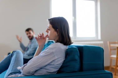 Nghi vợ ngoại tình, có nên tìm bằng chứng?