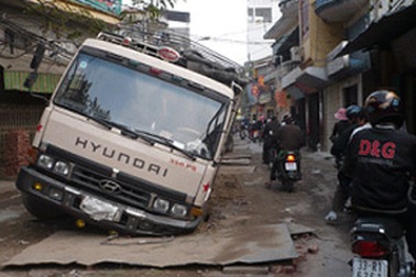 Xe tải sập hố ga, “chôn chân” hàng chục tiếng