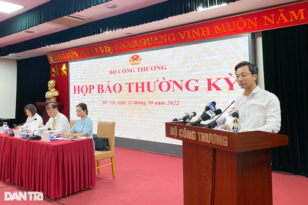 Dân khổ sở xếp hàng mua xăng: Bộ Công Thương lý giải nguyên nhân - 1 Dân khổ sở xếp hàng mua xăng: Bộ Công Thương lý giải nguyên nhân - 1