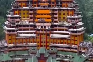 Cận cảnh tòa nhà 24 tầng bị chỉ trích lãng phí ở huyện nghèo Trung Quốc