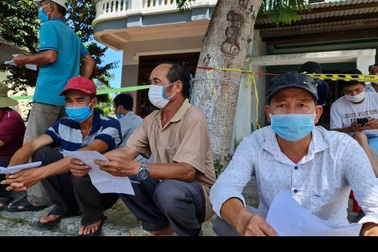 Hàng trăm người dân "mắc kẹt" tại chốt Đà Nẵng - Quảng Nam
