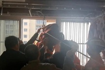 Cụ bà bị treo lơ lửng sau khi ngã từ tầng 19 chung cư Trung Quốc