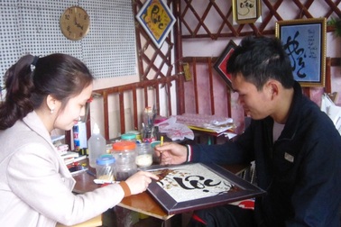 Xếp bằng đại học, chàng trai khuyết tật thổi hồn vào tranh gạo