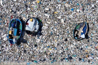 Tàu thuyền mắc cạn giữa "biển" rác: Gắn camera ngăn xả thải