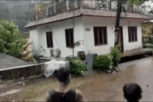 Khoảnh khắc lũ cuốn trôi nhà trong chớp mắt ở Ấn Độ