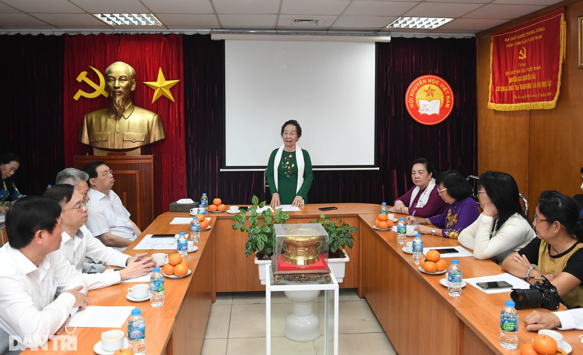 Trao Bảng vàng Khuyến tài cho 2 tác giả cuộc thi Nhân tài Đất Việt - 1 Trao Bảng vàng Khuyến tài cho 2 tác giả cuộc thi Nhân tài Đất Việt - 1
