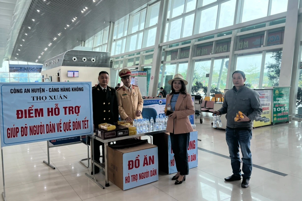 Ấm lòng CSGT phát nước, tặng bánh cho người dân trên đường về quê ăn Tết - 5 Ấm lòng CSGT phát nước, tặng bánh cho người dân trên đường về quê ăn Tết - 5