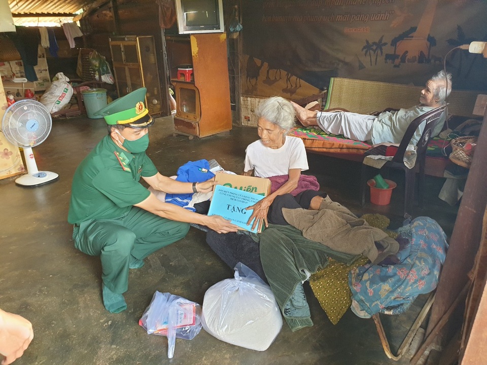 Bộ đội biên phòng đến nhà tặng gạo cho đồng bào biên giới - 1 Bộ đội biên phòng đến nhà tặng gạo cho đồng bào biên giới - 1