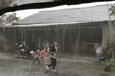 Chuyện phía sau khoảnh khắc cha ôm con chạy để tránh mưa bão gây xúc động