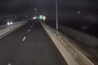 Xe đạp đi vào đường cao tốc, xe tải cuống cuồng đánh lái tránh