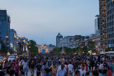 Người dân TPHCM nô nức ra đường mừng 40 năm thống nhất đất nước