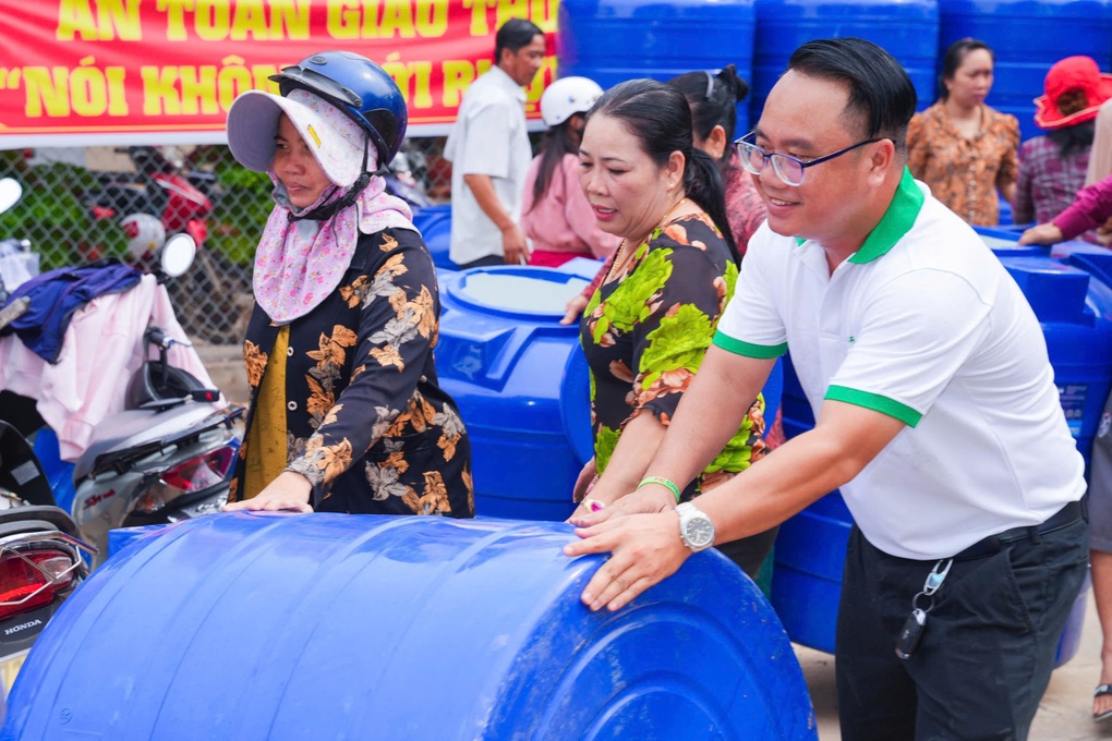 Ưu đãi lãi suất đến 50%, FE CREDIT đồng hành cùng người dân vùng lũ - 2