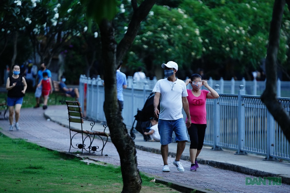 Nhịp sống “bình thường” trước khi lệnh cách ly hết hiệu lực - 5 Nhịp sống “bình thường” trước khi lệnh cách ly hết hiệu lực - 5