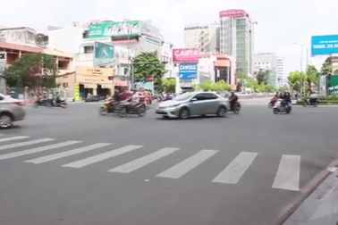 CSGT mở đường, ôm bé 14 tháng đi cấp cứu.