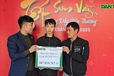 Cậu bé mắc ung thư thận đón nhận quà bạn đọc Dân trí
