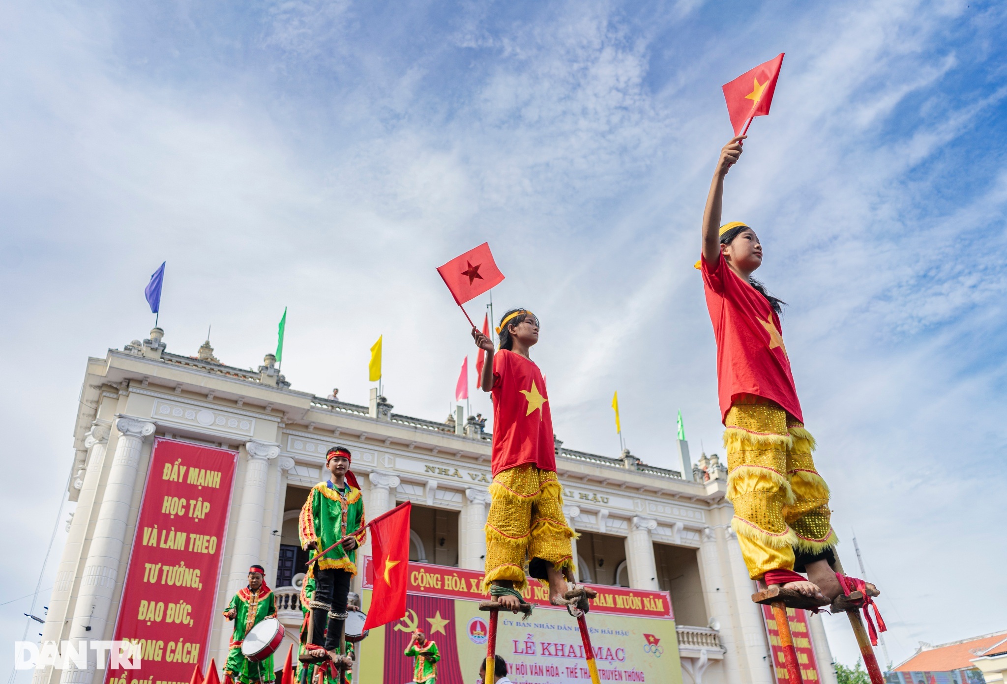 Nam Dinh: Stovky lidí oslavují státní svátek s národními a stranickými vlajkami - 2 Nam Định: Hàng trăm người xếp hình cờ Tổ quốc, cờ Đảng mừng Quốc khánh - 2