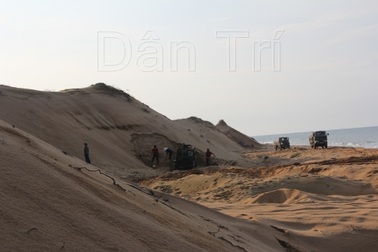 Vụ "xẻ thịt" đê biển: Chính quyền xã thừa nhận sai phạm