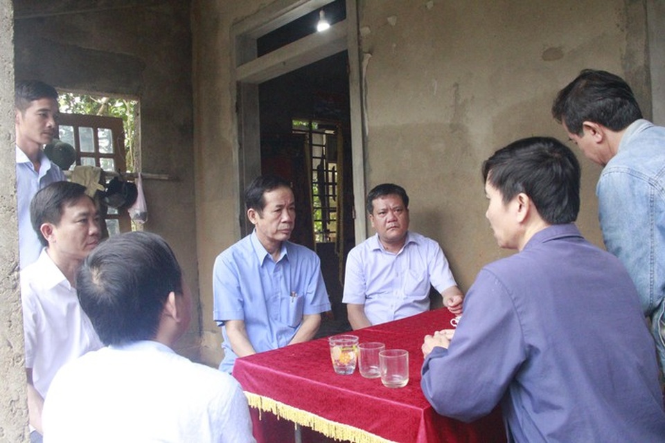 Thăm hỏi gia đình cán bộ thôn qua đời vì kiệt sức sau nhiều ngày giúp dân - 1 Thăm hỏi gia đình cán bộ thôn qua đời vì kiệt sức sau nhiều ngày giúp dân - 1