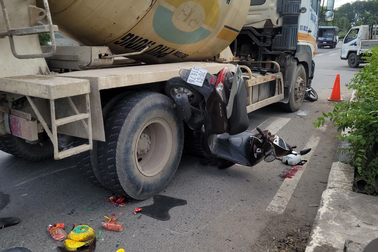 Xe bồn tông ba xe máy dừng chờ đèn đỏ, 2 người bị thương