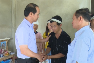 Thăm, tặng quà nạn nhân do cơn bão số 3 tại Thanh Hoá